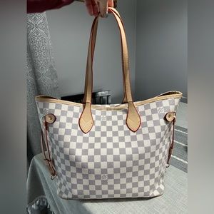 Knock off LV never full bag. Straps are wearing but still in good condition.